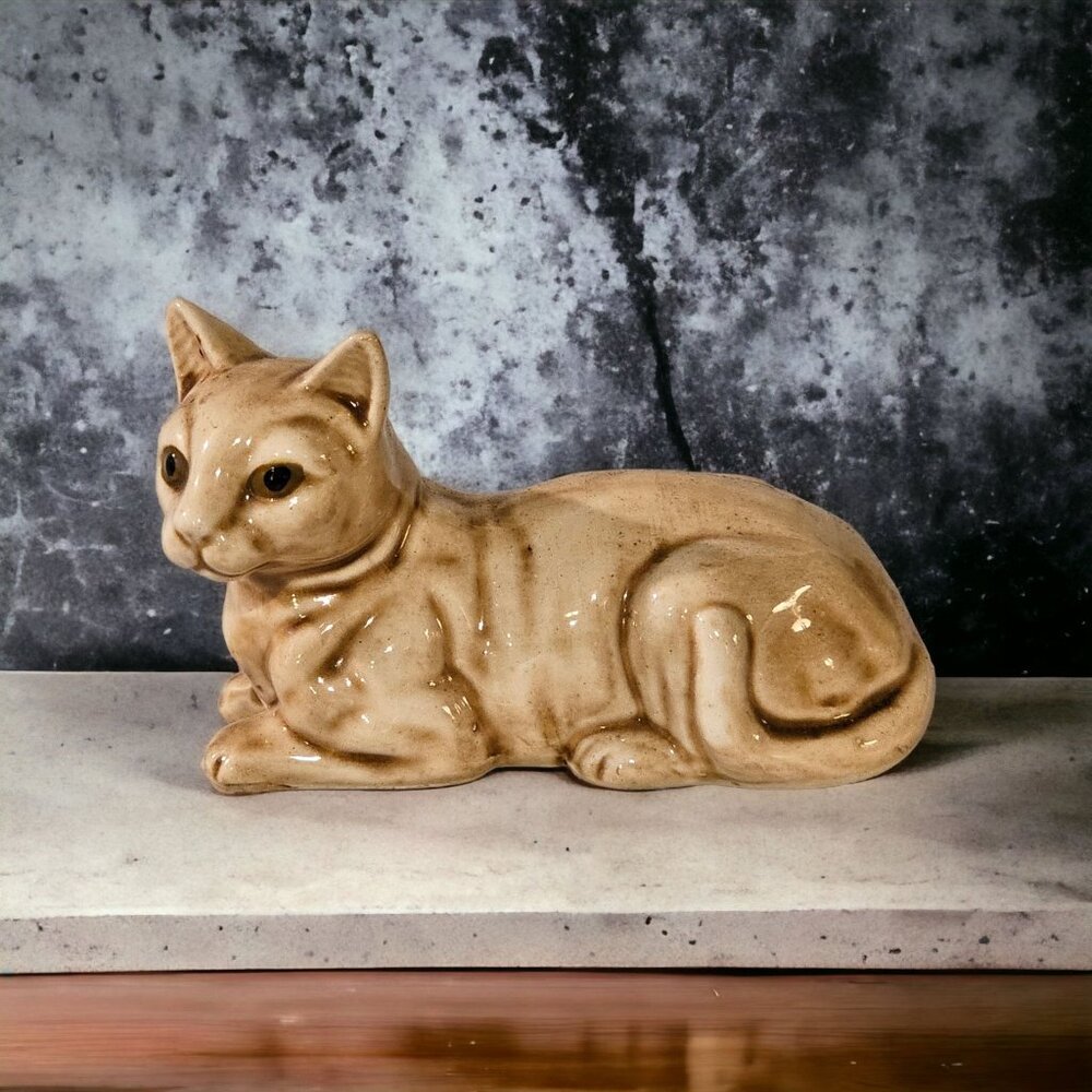 Vintage Porcelain Cat Figurine Made in Japan. Excellent Preowned Condition
